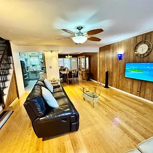 Lga Airport 3 Mins, 3 Bedroom Duplex House, Parking And Private Backyard, 9mins Subway! Holiday home